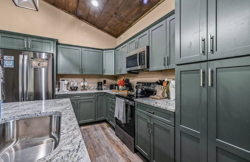 Sevierville Cabina | Wooded Hideaway 2 Bedroom Cabin