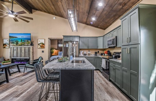 Sevierville Cabina | Wooded Hideaway 2 Bedroom Cabin
