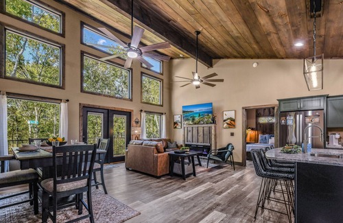 Sevierville Cabina | Wooded Hideaway 2 Bedroom Cabin