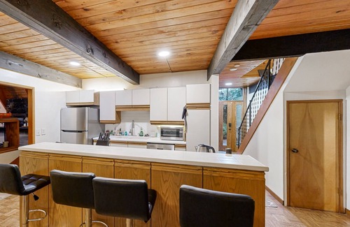 Neighbors Southwest Casa | Wooded hideaway, a tranquil retreat in the heart of Beaverton with loft and WiFi