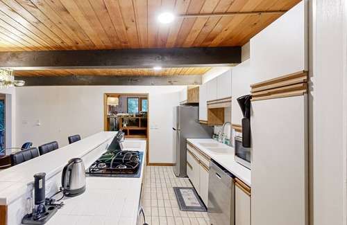 Neighbors Southwest Casa | Wooded hideaway, a tranquil retreat in the heart of Beaverton with loft and WiFi