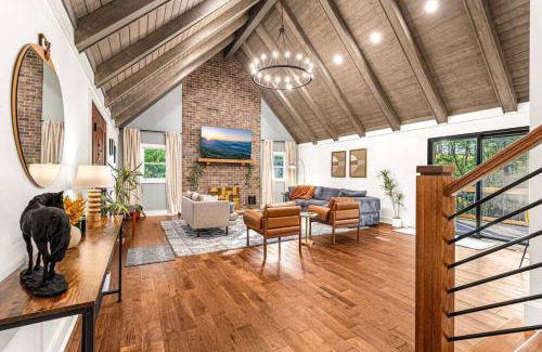 Alexander Casa | Wooded Oasis, HotTub, Sauna, GameRoom, 15min 2 AVL