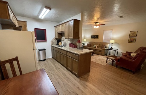 College Station Apartamento | Wooded Private Retreat on 1.65 Acres10 min to Texas A&M!