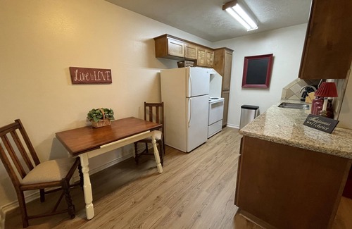 College Station Apartamento | Wooded Private Retreat on 1.65 Acres10 min to Texas A&M!