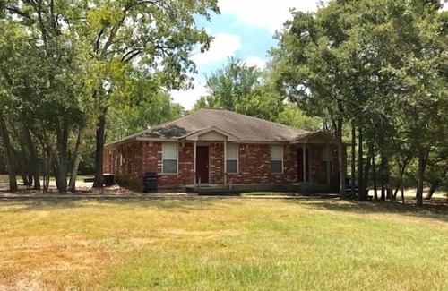 College Station Apartamento | Wooded Private Retreat on 1.65 Acres10 min to Texas A&M!