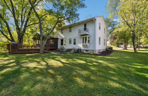 West Bloomington Casa | Refugio arbolado en el corazón de la ciudad.