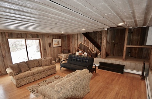 Colgate Casa | Wooded Retreat on Wildwood- Mid Century Modern!