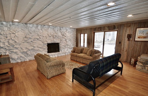 Colgate Casa | Wooded Retreat on Wildwood- Mid Century Modern!