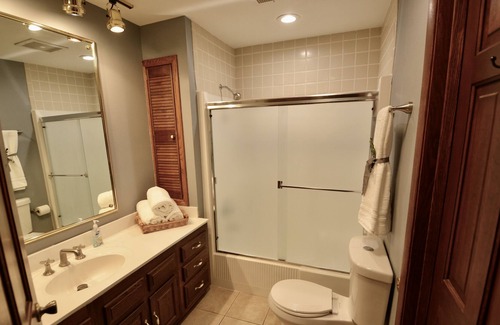 Colgate Casa | Wooded Retreat on Wildwood- Mid Century Modern!