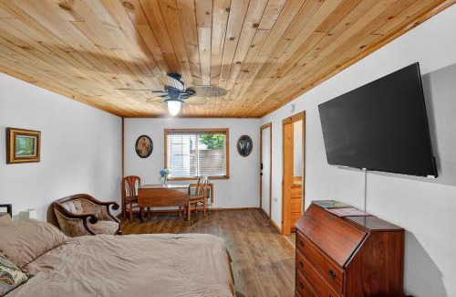 Cobb Casa | Wooded Studio Near Clear Lake cabin