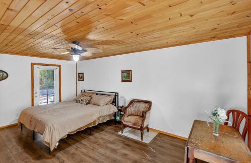 Cobb Casa | Wooded Studio Near Clear Lake cabin