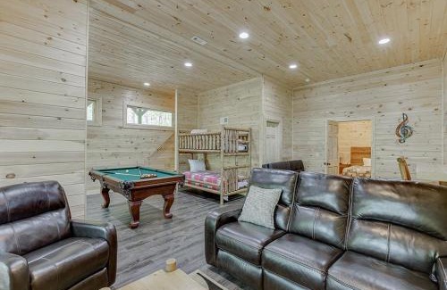 Cleveland Casa | Wooded ViewsNear Helen w Fireplace & Hot Tub