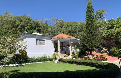 Cabrera Villa | wooded Villa w/outdoor pool 5 min from the beach