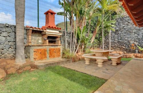 San Cristobal de La Laguna Casa | Wooden House with Private Pool Lush Garden