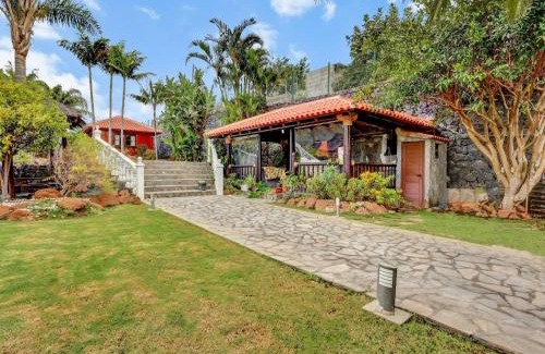 San Cristobal de La Laguna Casa | Wooden House with Private Pool Lush Garden