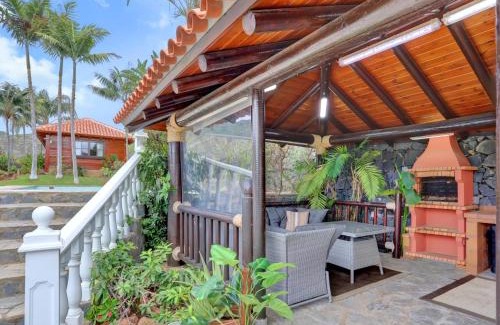 San Cristobal de La Laguna Casa | Wooden House with Private Pool Lush Garden