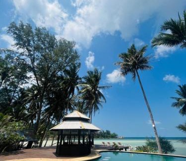 Chaloklum Casa | Wooden villa in resort with pool, 100m from the beach