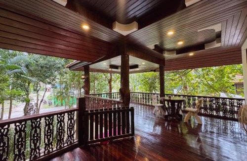 Chaloklum Casa | Wooden villa in resort with pool, 100m from the beach