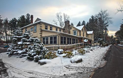 Mount Pocono Hotel | Woodfield Manor - A Sundance Vacations Property