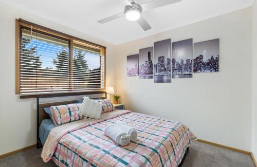 Melton West Casa | Woodgrove Penthouse - 36 min drive to MEL airport