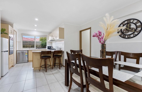 Melton West Casa | Woodgrove Penthouse - 36 min drive to MEL airport