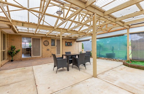 Melton West Casa | Woodgrove Penthouse - 36 min drive to MEL airport
