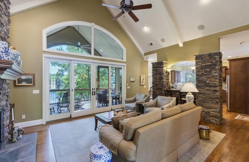 West Union Casa | Woodhaven Dr - A Keowee Waterfront Home To Wow Everyone