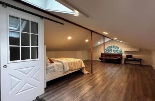 East Hartland Otro | Woodland Dream House on private pond with forest and fields- Warm and Cozy
