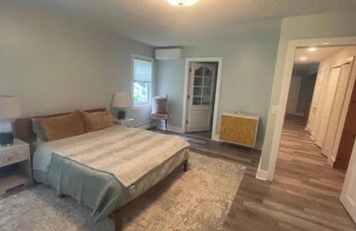 East Hartland Otro | Woodland Dream House on private pond with forest and fields- Warm and Cozy