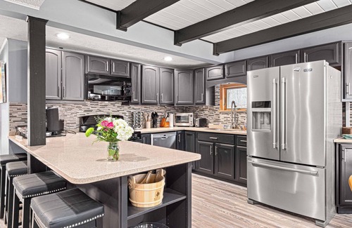 East Stroudsburg Casa | Woodland Escape; Sleeps 12, Firepit, Indoor and Outdoor Saunas, HotTub and more!