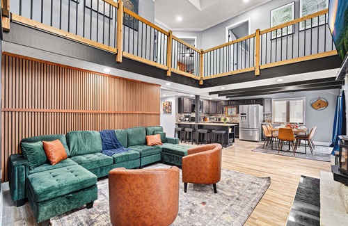 East Stroudsburg Casa | Woodland Escape; Sleeps 12, Firepit, Indoor and Outdoor Saunas, HotTub and more!