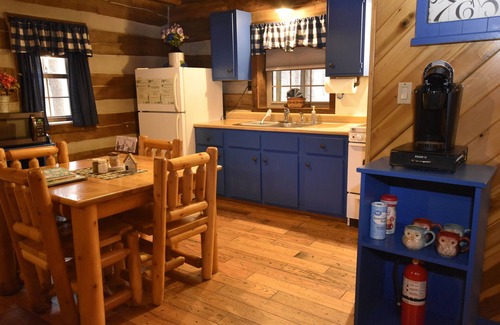 Laurelville Cabina | Cabaña de madera-Baño Privado-Romántico-Vista al bosque-Blue Log Cabin
