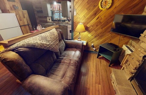 Laurelville Cabina | Cabaña de madera-Baño Privado-Romántico-Vista al bosque-Green Log Cabin