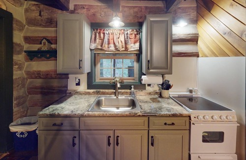 Laurelville Cabina | Cabaña de madera-Baño Privado-Romántico-Vista al bosque-Green Log Cabin