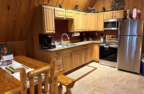 Laurelville Cabina | Granero-Baño Privado-Familiar-Vista al bosque-Hitchin' Post