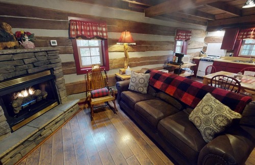 Laurelville Cabina | Cabaña de madera-Baño Privado-Romántico-Vista al bosque-Red Log Cabin