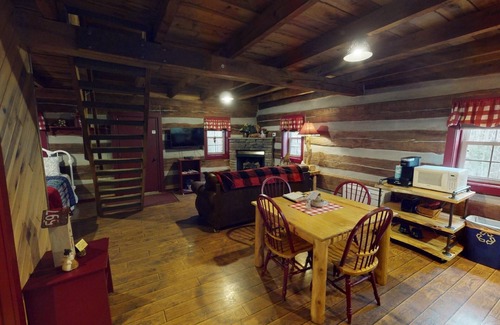 Laurelville Cabina | Cabaña de madera-Baño Privado-Romántico-Vista al bosque-Red Log Cabin