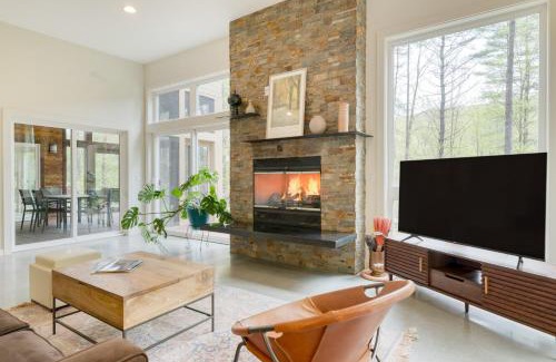 Housatonic Casa | Woodland Zen by AvantStay Modern Design Patio