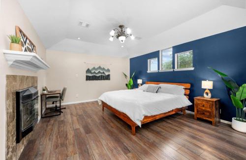 College Park Casa | Woodlands Area Lake View Retreat