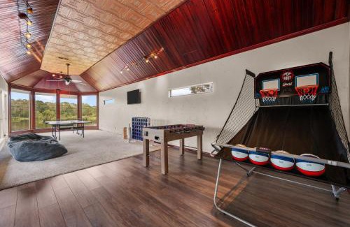 College Park Casa | Woodlands Area Lake View Retreat