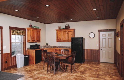 Dundee Cabina | Woodlands & Wildlife Suite: Luxury, Lodge Suite in Amish Country, Ohio