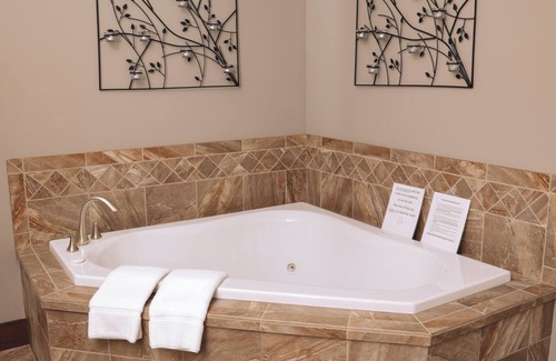 Dundee Cabina | Woodlands & Wildlife Suite: Luxury, Lodge Suite in Amish Country, Ohio
