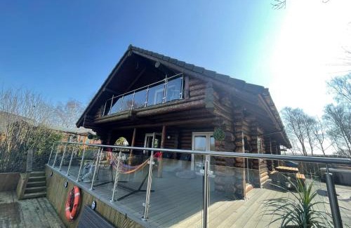 Tattershall Casa | Woodpecker Log Cabin with hot tub, pizza oven bbq entertainment area, lakeside with private fishing peg situated at Tattershall Lakes