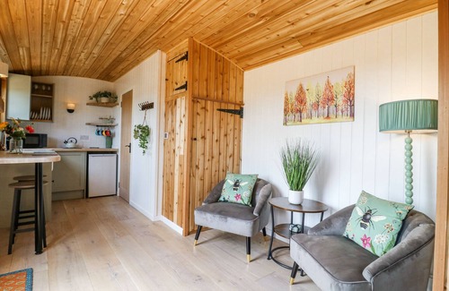 Cambridge Cabaña | WOODPECKER, pet friendly, character holiday cottage in Bottisham