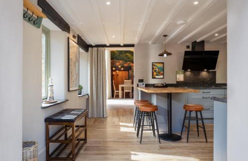 Paignton Casa | Woodpeckers - Stylish luxury property with hot tub