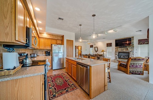 Seven Springs Condominio | Woodridge at Seven Springs - Spacious & Cozy 4 BR/4 BA Mountaintop Condo!!