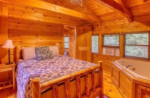 Pine Mountain Valley Cabina | Woodscape Cabins "Bear" - Main Cabin of Triplex