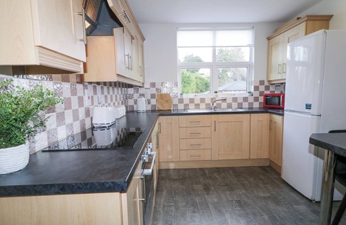 Coleraine Cabaña | WOODSIDE GUEST HOUSE, family friendly, with hot tub in Castlerock