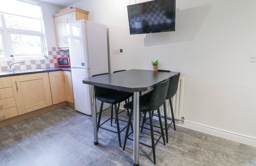 Coleraine Cabaña | WOODSIDE GUEST HOUSE, family friendly, with hot tub in Castlerock