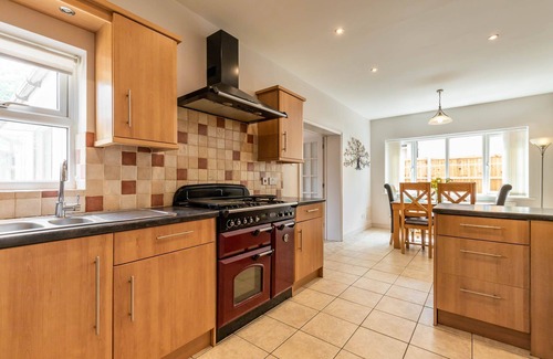 Costessey Cabaña | Woodside House | Stunning 7 bedroom property with a hot tub!